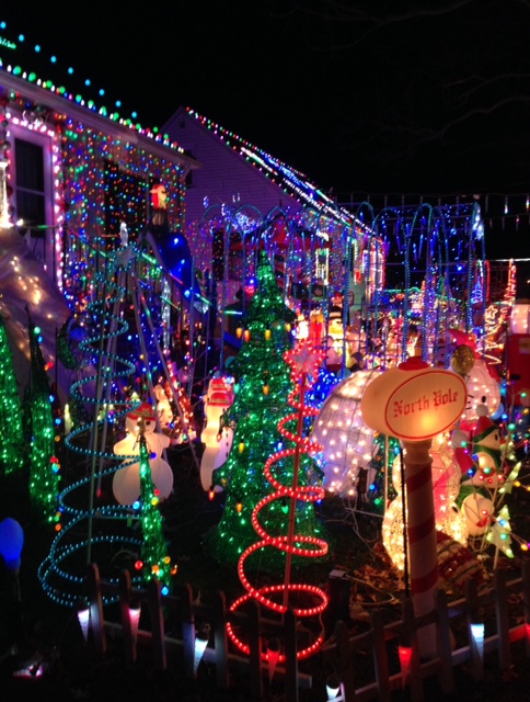 houses decorated for Christmas in Danvers MA neversaydiebeauty.com @redAllison