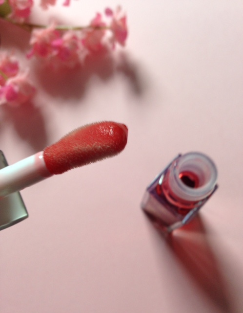 Clarins Instant Light Lip Oil applicator, a fat wand neversaydiebeauty.com