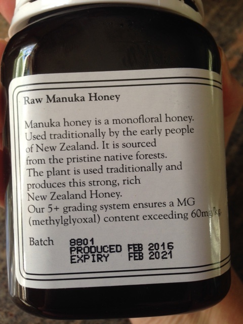 raw manuka honey label with product information neversaydiebeauty.com @redAllison