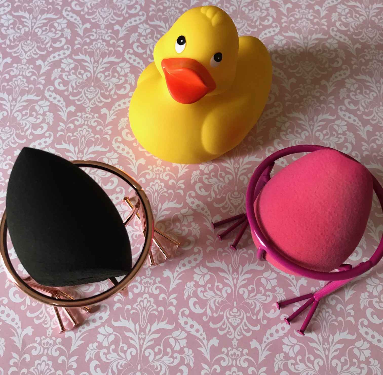 holders for wet blending sponges from rosegal.com, neversaydiebeauty.com