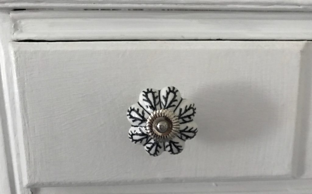 closeup of the drawer pull, neversaydiebeauty.com