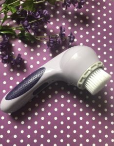 side view of Soniclear Elite with sensitive replacement brush head, neversaydiebeauty.com