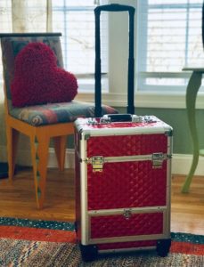 retractable handle on Yaheetech train case cosmetics trolley, neversaydiebeauty.com