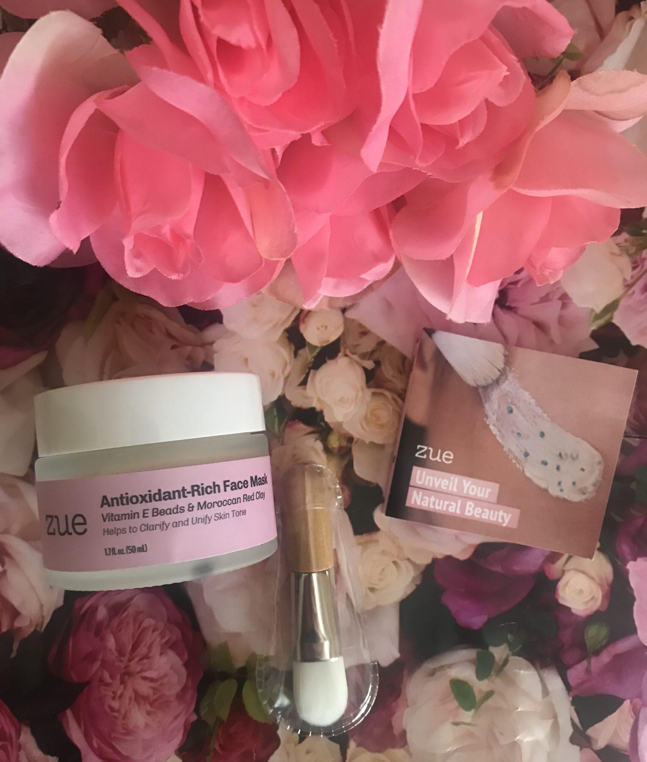 jar of Zue Antioxidant-Rich Face Mask with applicator brush